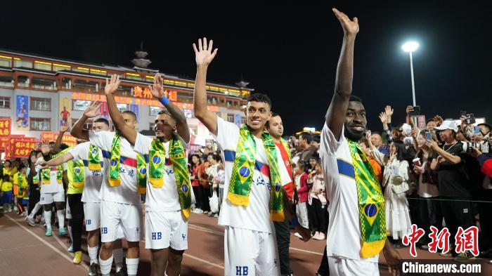 来自足球王国的球员在贵州村超感受快乐与激情