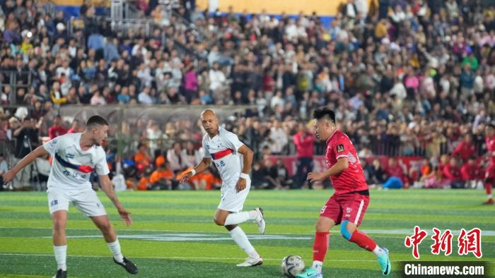 来自足球王国的球员在贵州村超感受快乐与激情