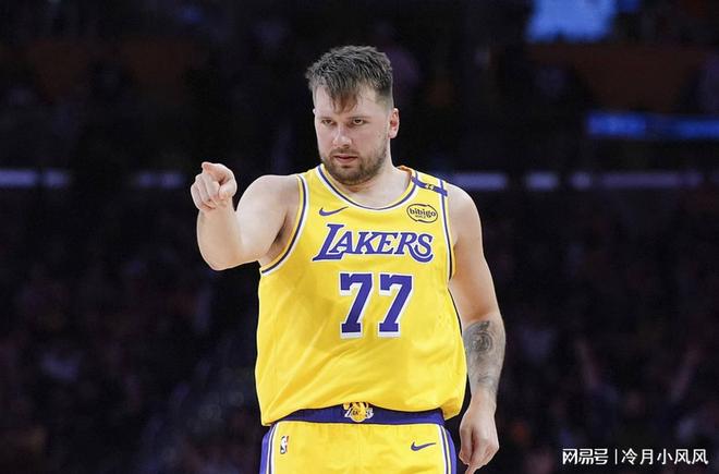 东契奇爆发率队大胜 三巨头化学反应提升