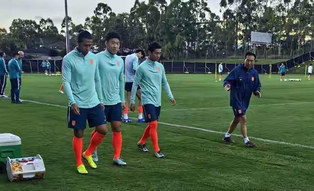 中国男足抵达悉尼备战国际赛事 U23球员首次亮相