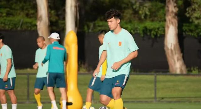 中国男足抵达悉尼备战国际赛事 U23球员首次亮相