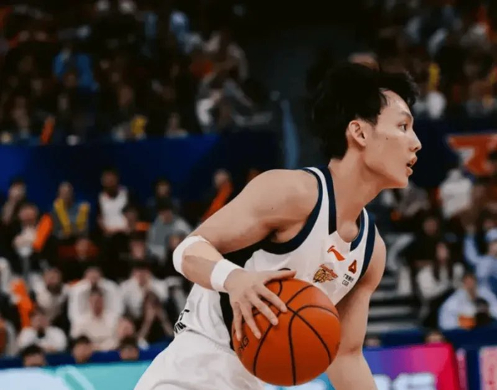 广东男篮逆转四川迎曙光 萨姆纳22分徐杰关键作