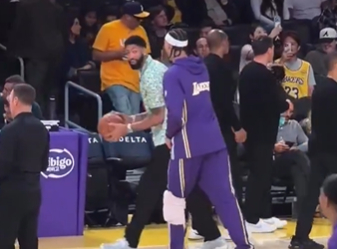 浓眉与海斯赛前拥抱传递