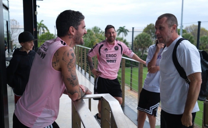 卡萨诺造访迈阿密国际训练中心与梅西深入交流