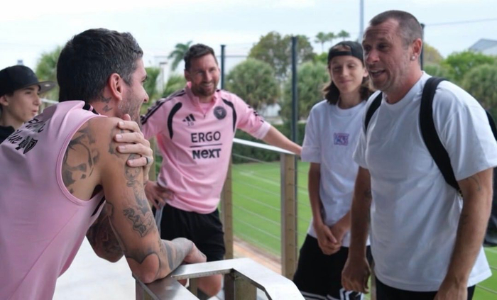 卡萨诺造访迈阿密国际训练中心与梅西深入交流